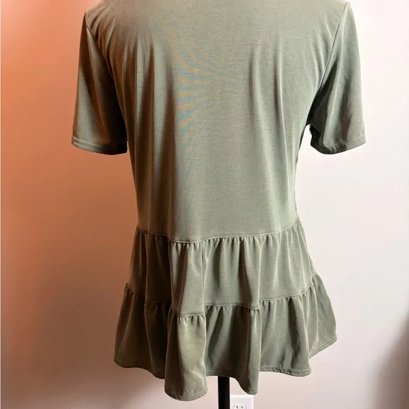 Green Envelope Ruffled Top - Picture 4 of 5